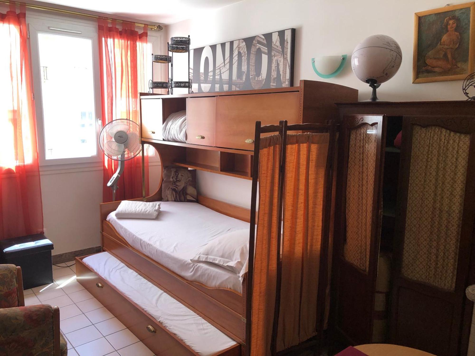 Studio Pigalle De 25 M2 - 2 Lits Simples Type Gigogne Pour 2 Personnes - Quartier Touristique De Paris - 2 Minutes De La Station Metro Pigalle ,Petit Train Vers La Butte Montmartre-Cabaret Moulin Rouge A 200 M,Cabaret Chez Michou-Restaurants-Saunas Exterior foto