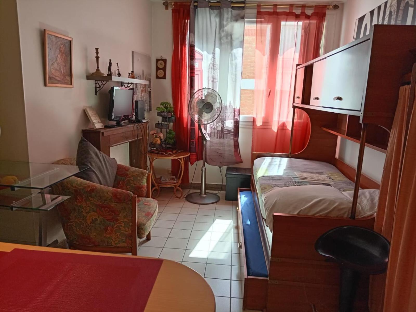 Studio Pigalle De 25 M2 - 2 Lits Simples Type Gigogne Pour 2 Personnes - Quartier Touristique De Paris - 2 Minutes De La Station Metro Pigalle ,Petit Train Vers La Butte Montmartre-Cabaret Moulin Rouge A 200 M,Cabaret Chez Michou-Restaurants-Saunas Exterior foto