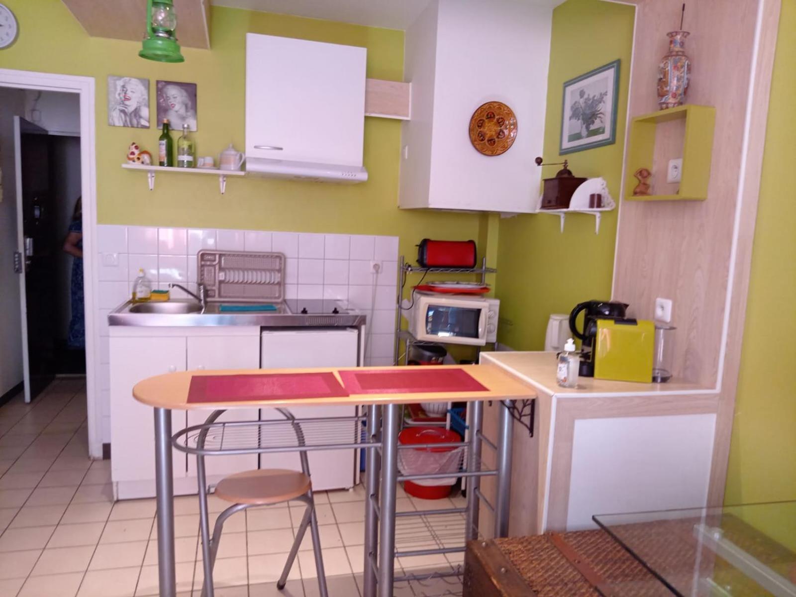 Studio Pigalle De 25 M2 - 2 Lits Simples Type Gigogne Pour 2 Personnes - Quartier Touristique De Paris - 2 Minutes De La Station Metro Pigalle ,Petit Train Vers La Butte Montmartre-Cabaret Moulin Rouge A 200 M,Cabaret Chez Michou-Restaurants-Saunas Exterior foto