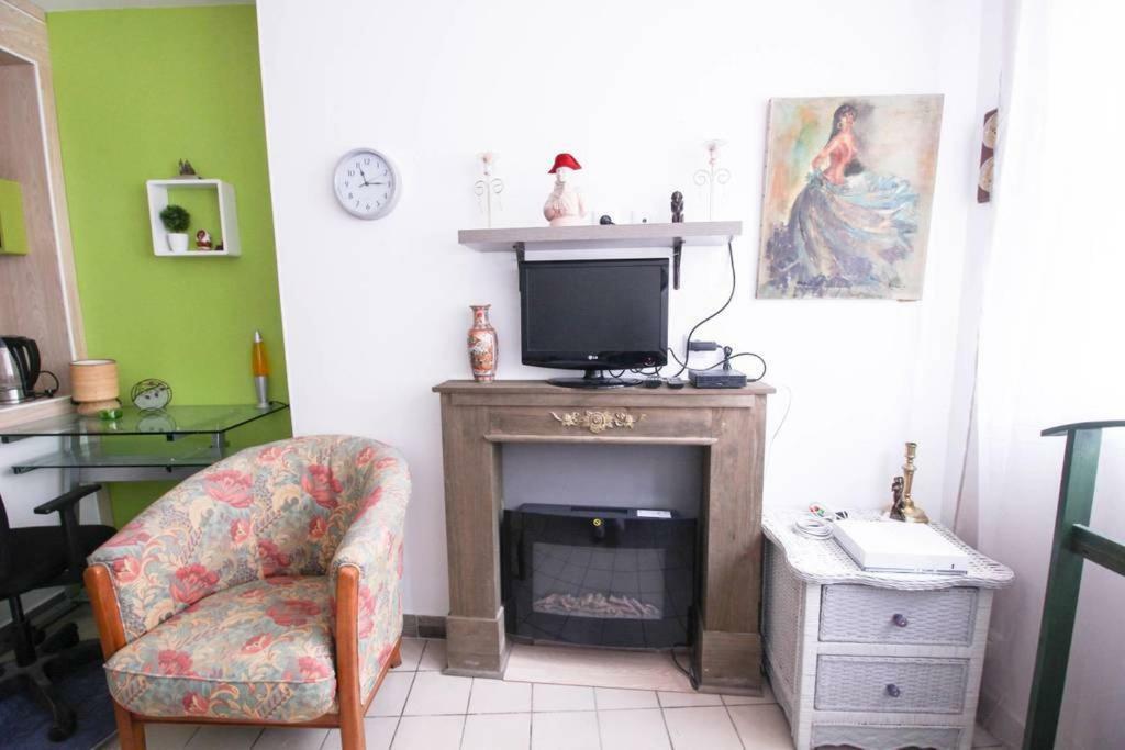 Studio Pigalle De 25 M2 - 2 Lits Simples Type Gigogne Pour 2 Personnes - Quartier Touristique De Paris - 2 Minutes De La Station Metro Pigalle ,Petit Train Vers La Butte Montmartre-Cabaret Moulin Rouge A 200 M,Cabaret Chez Michou-Restaurants-Saunas Exterior foto