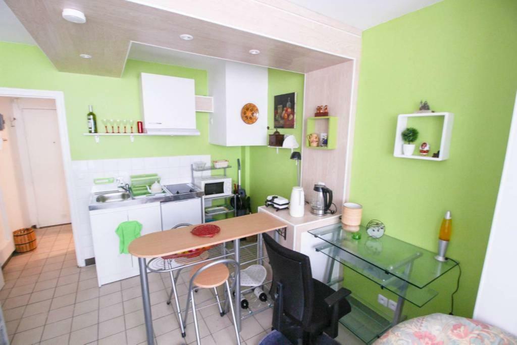 Studio Pigalle De 25 M2 - 2 Lits Simples Type Gigogne Pour 2 Personnes - Quartier Touristique De Paris - 2 Minutes De La Station Metro Pigalle ,Petit Train Vers La Butte Montmartre-Cabaret Moulin Rouge A 200 M,Cabaret Chez Michou-Restaurants-Saunas Exterior foto